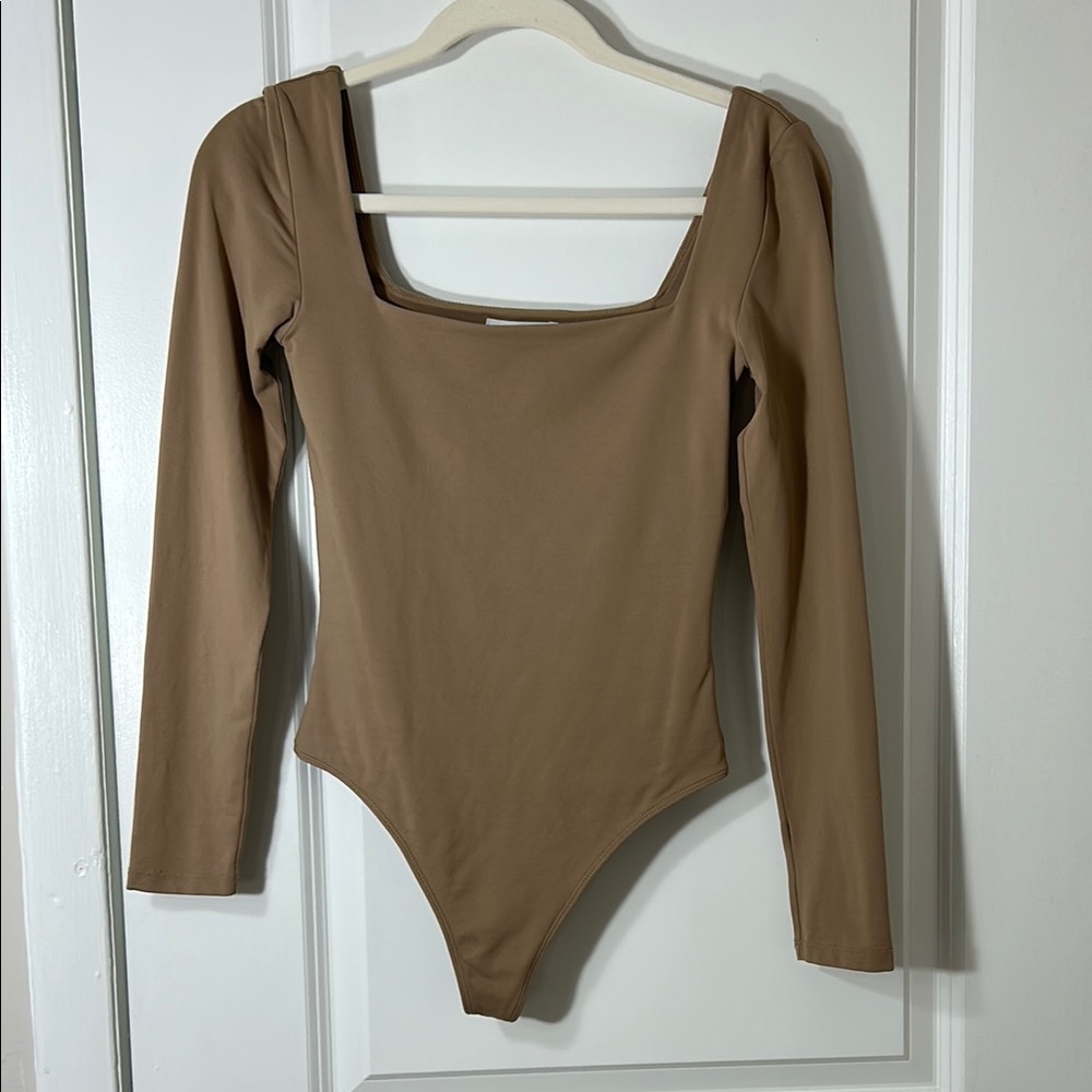 Babaton Contour Squareneck Longsleeve Bodysuit Taupe